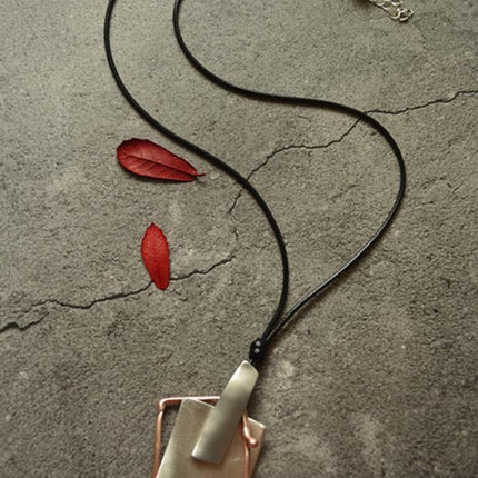 SIMPLE GEOMETRIC PENDANT NECKLACE