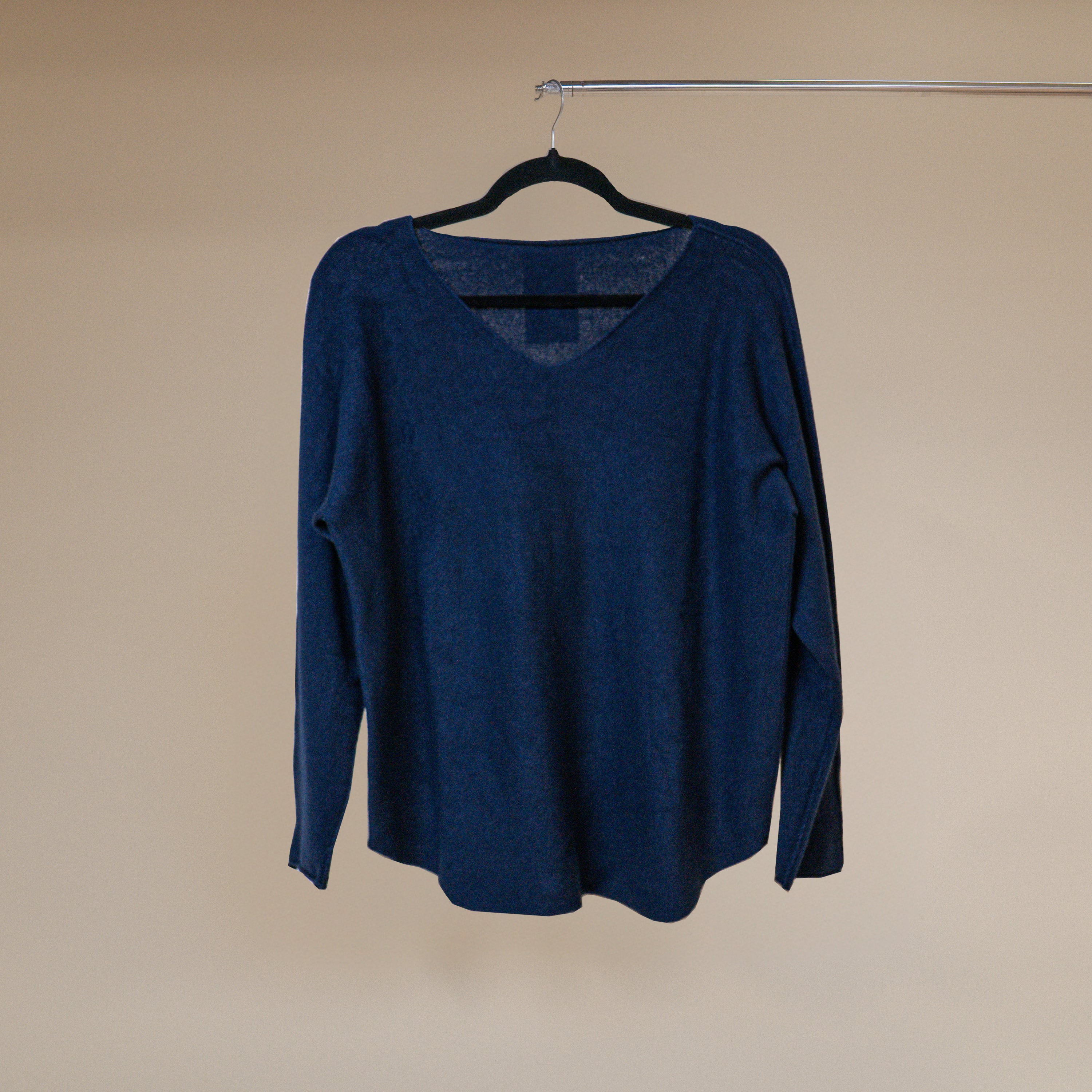 LOOWIE Italian One Size V-Neck  Sweater