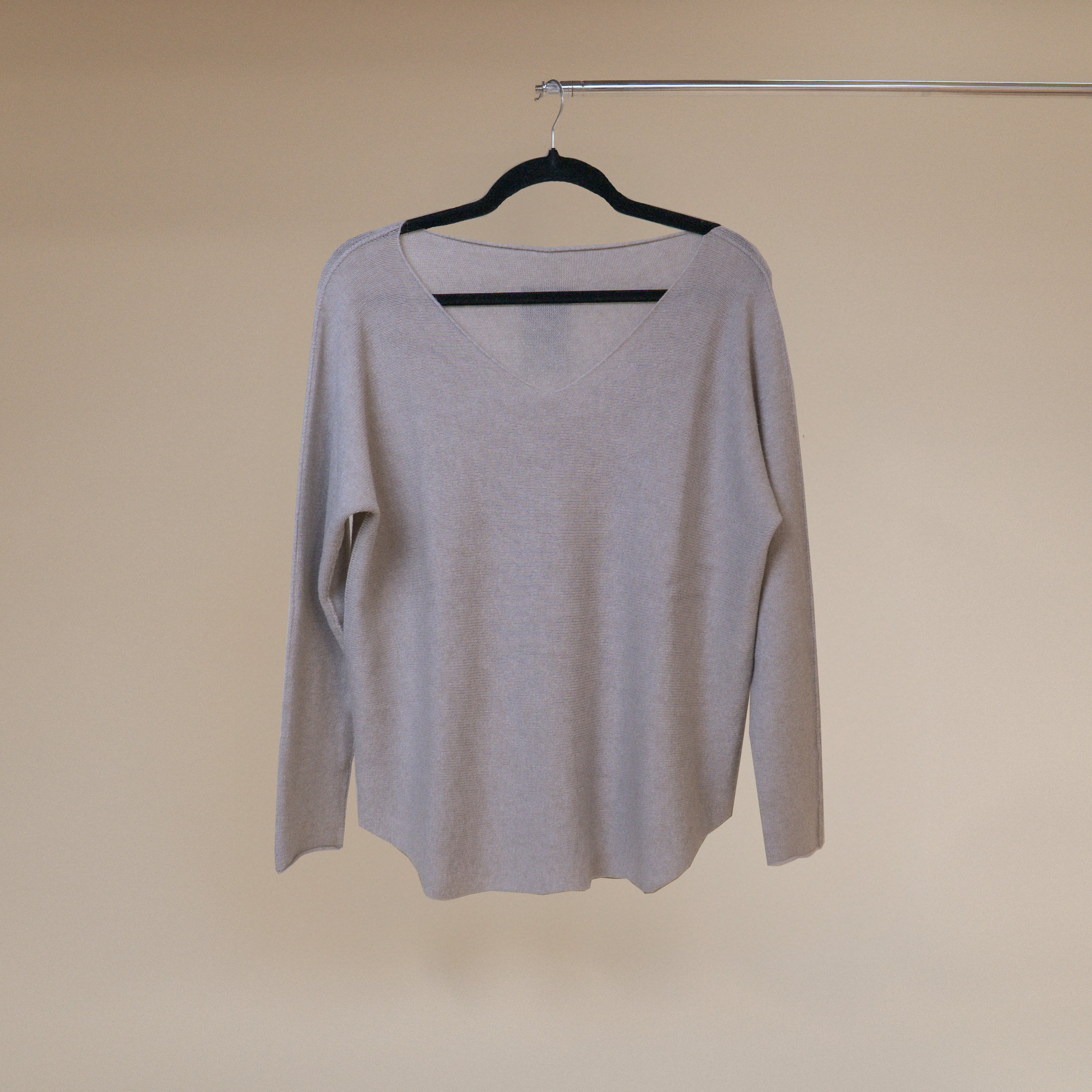 LOOWIE Italian One Size V-Neck  Sweater