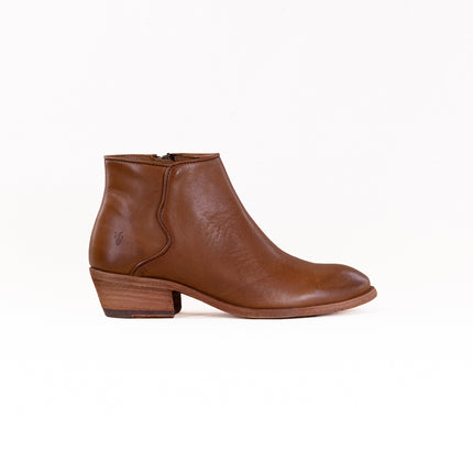 FRYE Carson Piping Bootie (Women's) - Caramel
