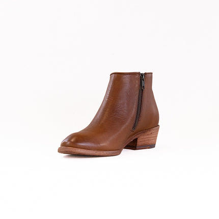 FRYE Carson Piping Bootie (Women's) - Caramel