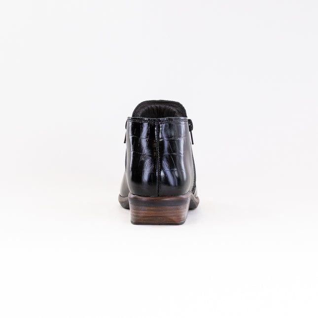 Naot Helm (Women's) - Black Croc Leather